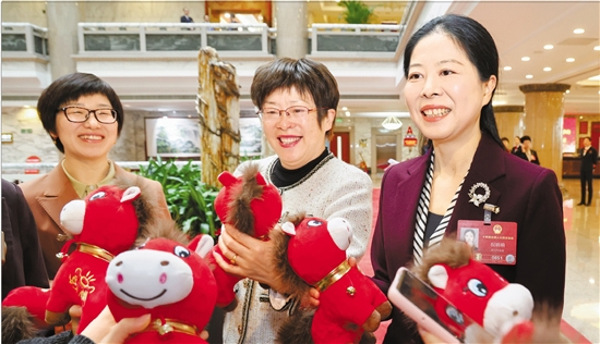 女代表喜收 “笑笑马”
