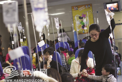 市一医院儿童输液室里挂吊瓶的孩子很多记者朱丹阳摄