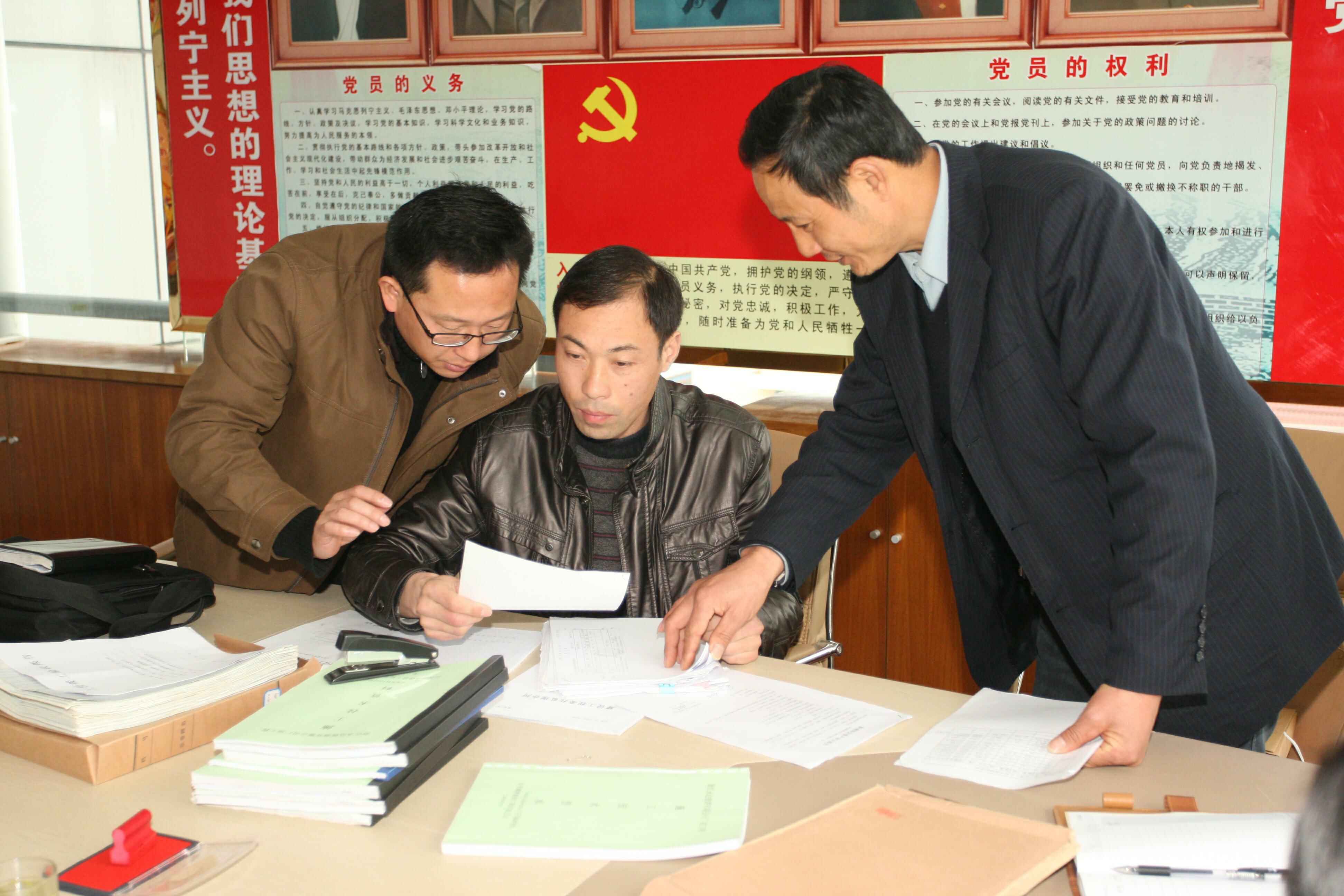 2013年3月，邱永芳在和平镇检查档案收集和立卷归档情况。.jpg
