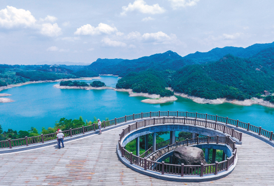 新昌县:门溪水库观景台上赏美景