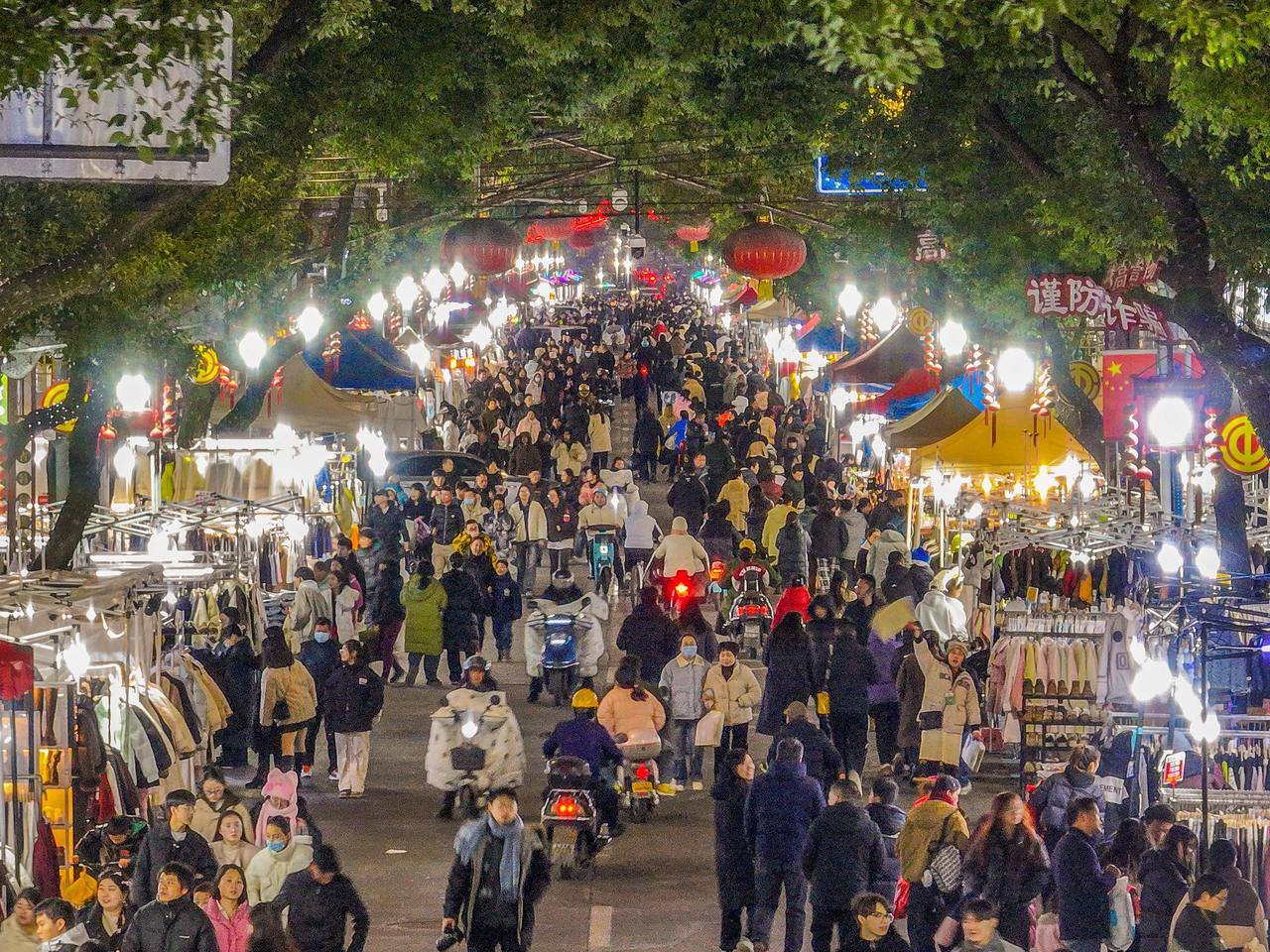 临近岁末，金华东阳夜市“热气腾腾”