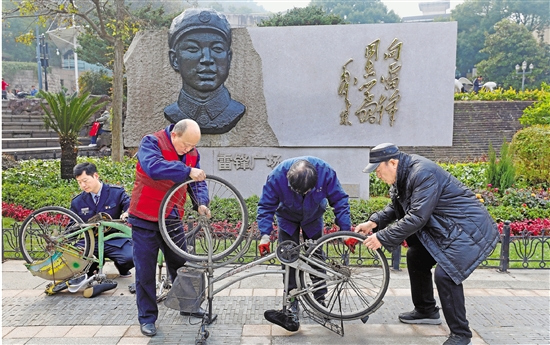 “雷锋广场”再揭幕