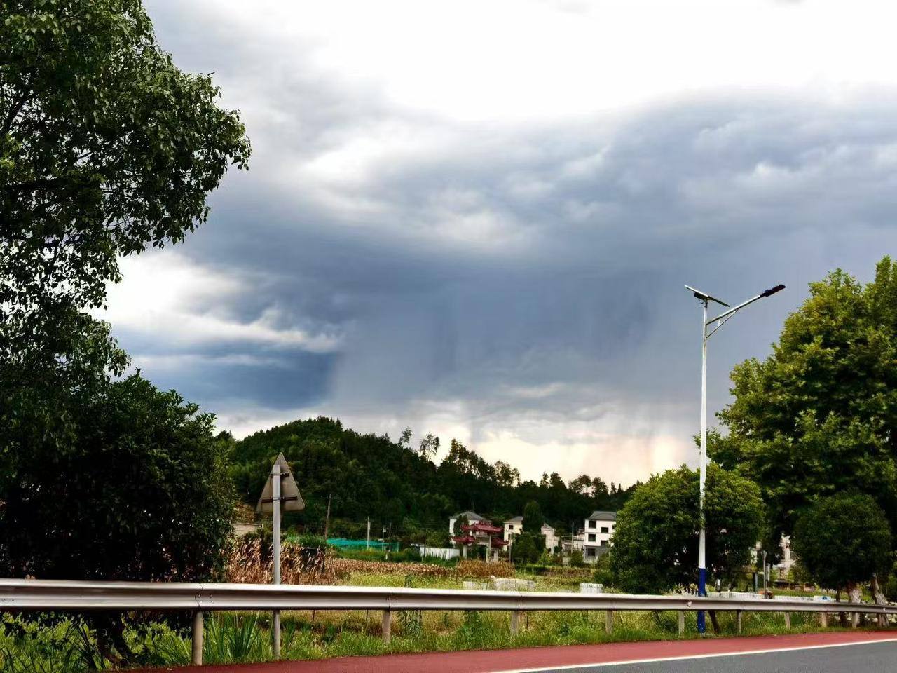 这两天浙江多地出现的这一幕叫“雨幡”