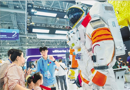 观众参观地卫二空间技术展台，开启沉浸式探月之旅。