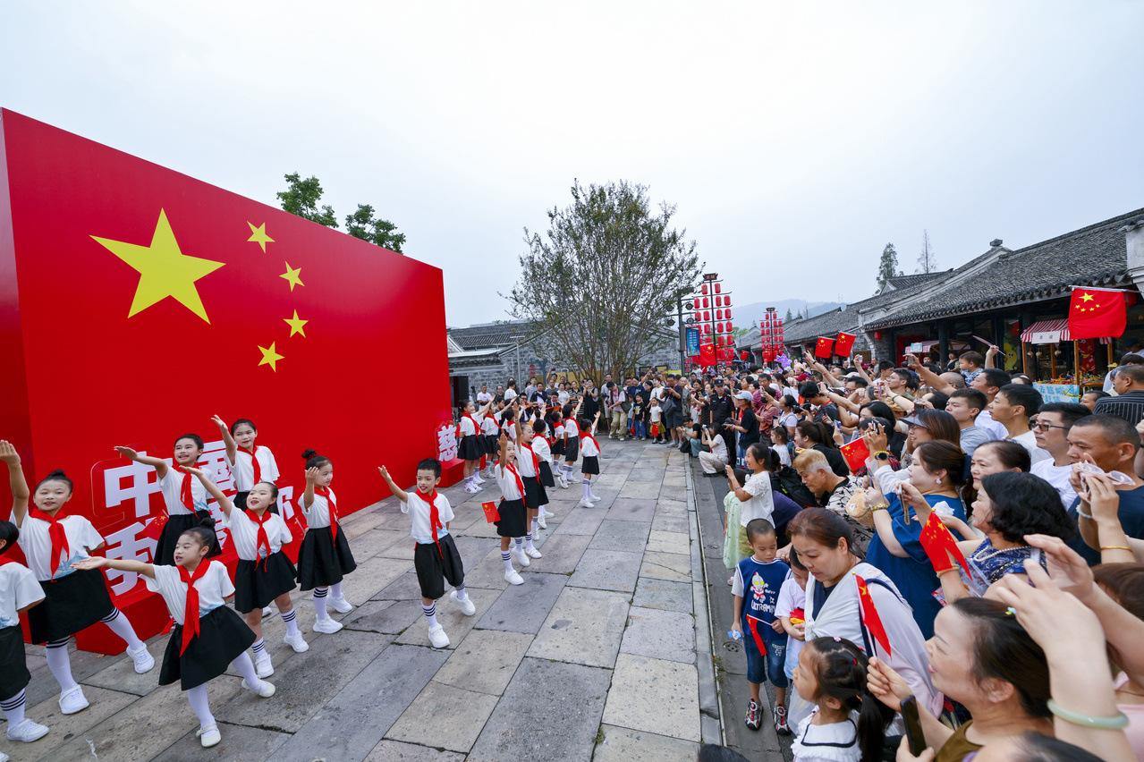 千年慈城响起《歌唱祖国》，童声快闪燃动国庆假期