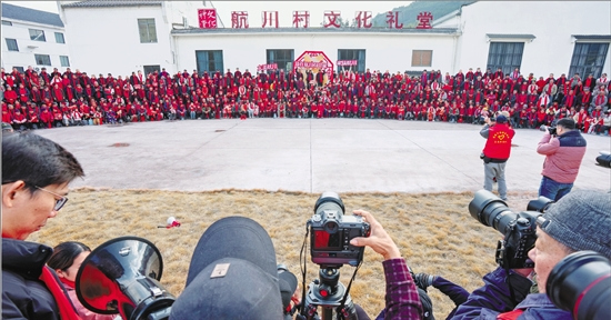 拍张全村福，喜洋洋